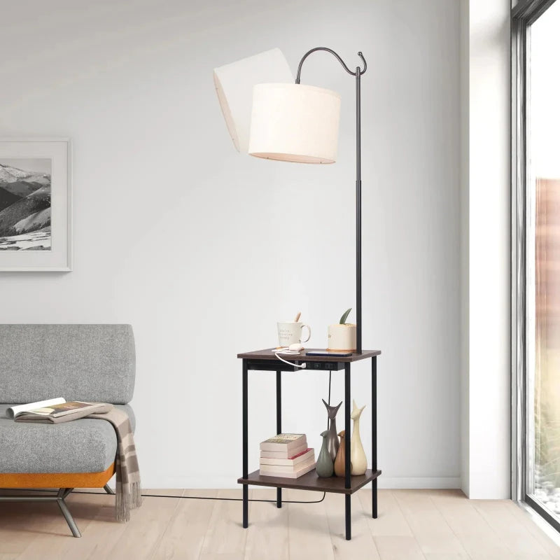 Lámpara de pie con estantes de madera Repisa – junto a una butaca en un salón luminoso