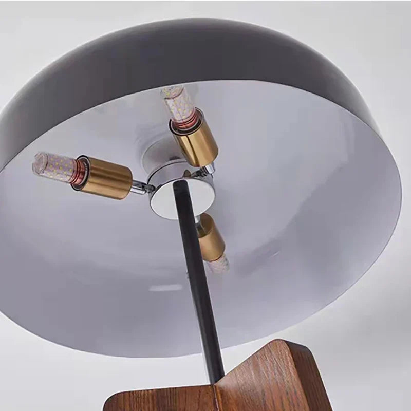 Lámpara de pie trípode Usiba de madera y negro – detalle de los tres casquillos bajo la pantalla