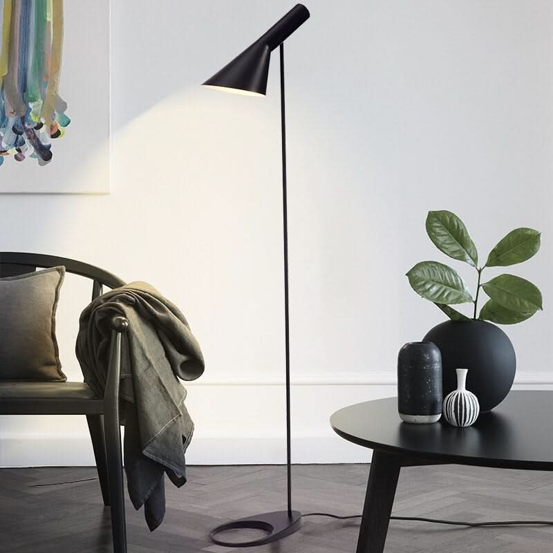 Lámpara de pie minimalista Pirela en un salón acogedor – imagen 6