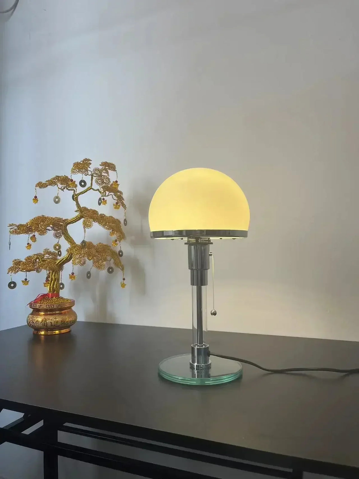 Lámpara de mesa de cristal opal Orbina – encendida en luz blanca cálida