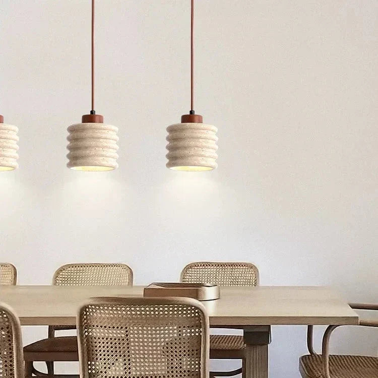 Lámpara colgante de travertino Grutela – junto a una mesa de comedor
