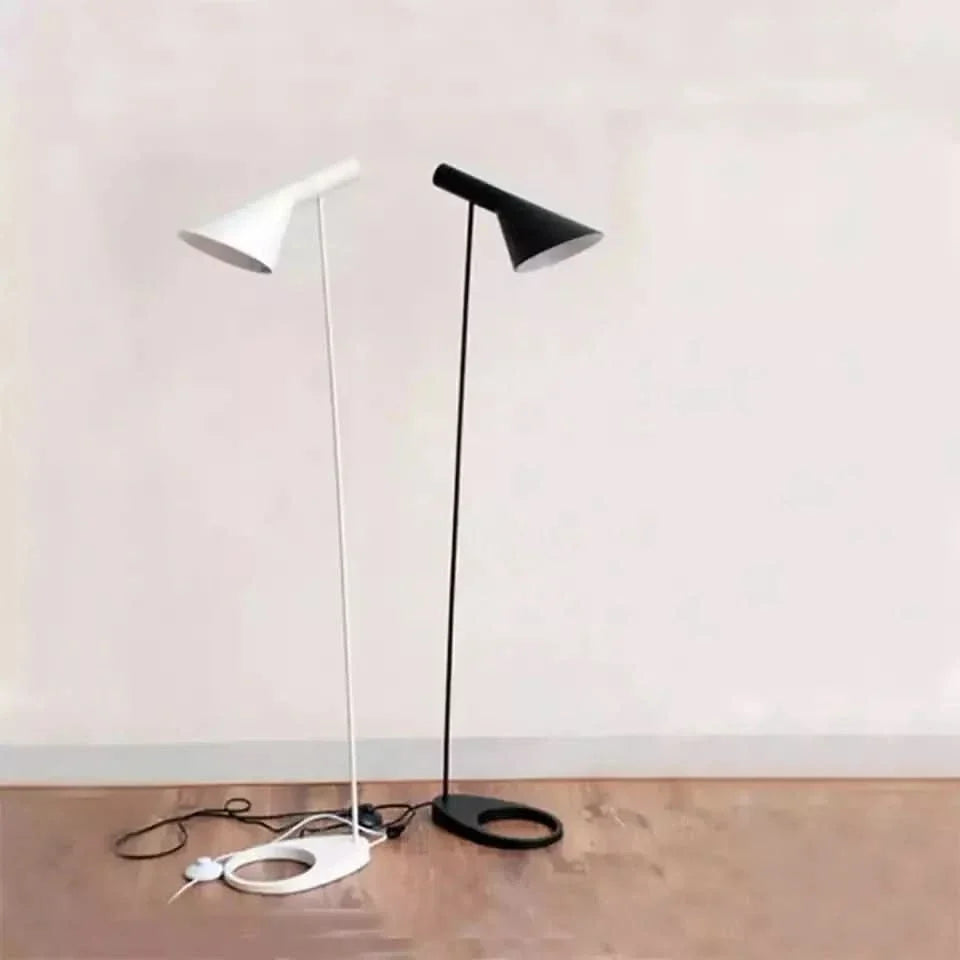 Lámpara de pie minimalista Pirela – en blanco y en negro
