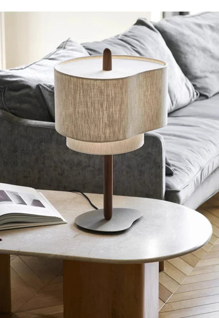 Lámpara de mesa wabi sabi Tapela en un salón sereno – imagen 5