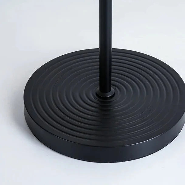 Lámpara de pie articulada Gavila – detalle de la base redonda con relieve