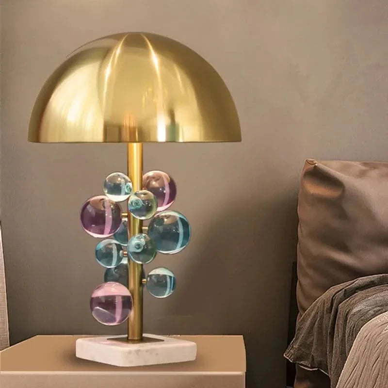 Lámpara dorada con esferas de vidrio Kanica en un salón elegante – imagen 7