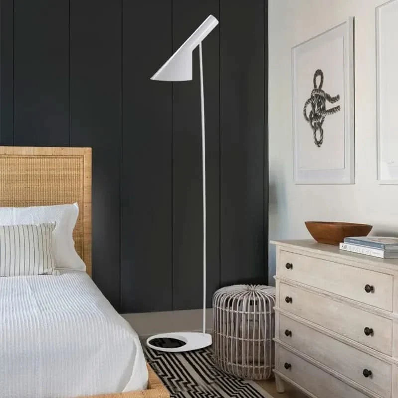 Lámpara de pie minimalista Pirela en un salón acogedor – imagen 9