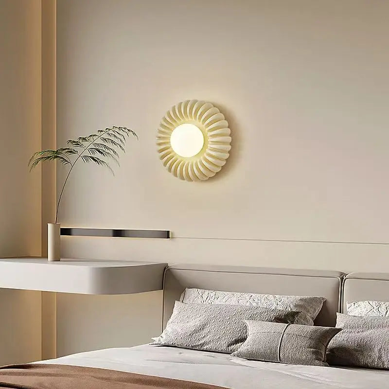 Aplique de pared en forma de flor Zinela – encendido sobre el cabecero