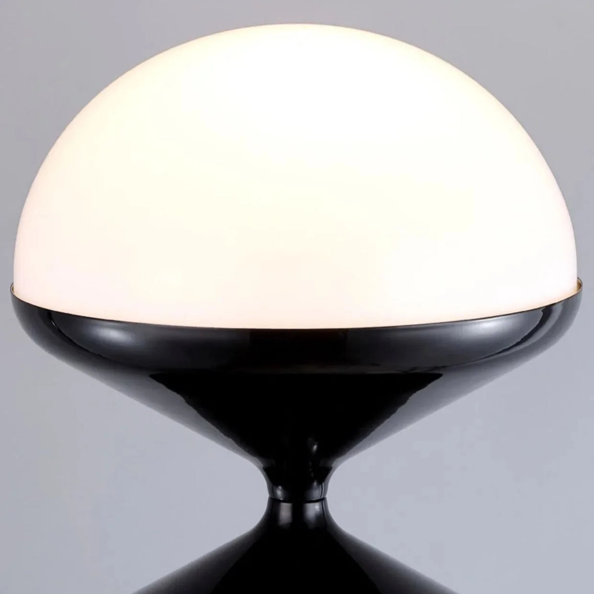 Lámpara de pie escultórica Yoyela – detalle del globo opal encendido sobre la columna negra