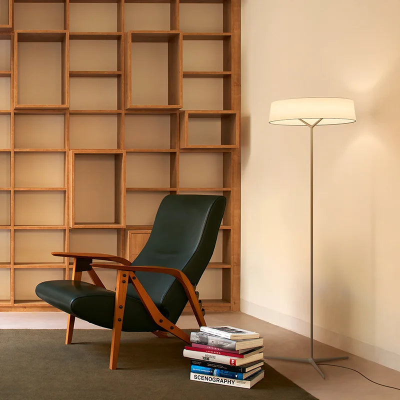 Lámpara de pie nórdica Plumela en un salón luminoso – imagen 8