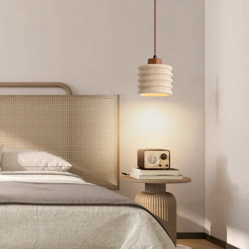 Lámpara colgante de travertino Grutela en un dormitorio de estilo japandi – imagen 8