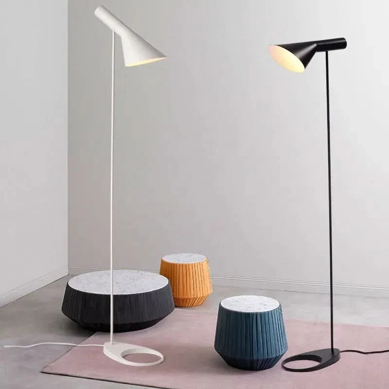 Lámpara de pie minimalista Pirela – en negro y en blanco