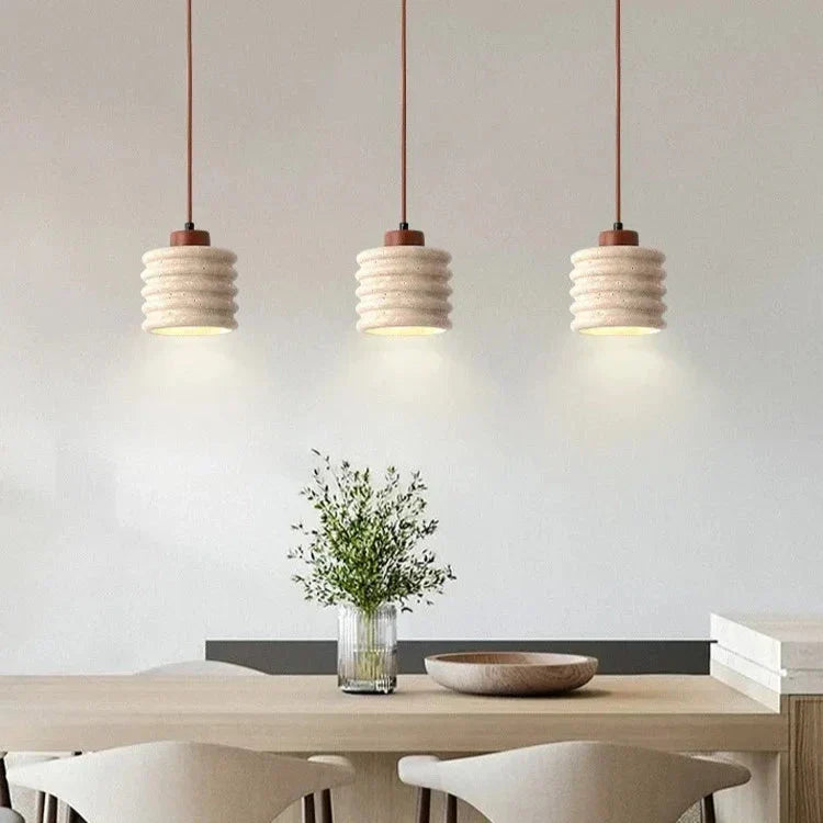 Lámpara colgante de travertino Grutela – tres lámparas sobre una mesa de comedor