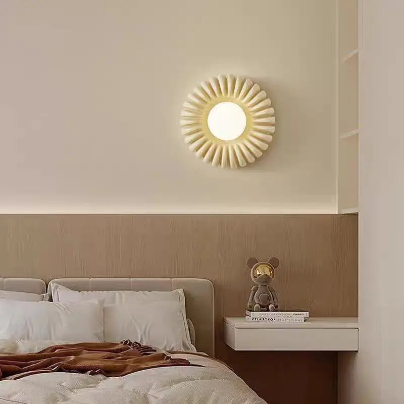 Aplique de pared en forma de flor Zinela – encendido en un dormitorio