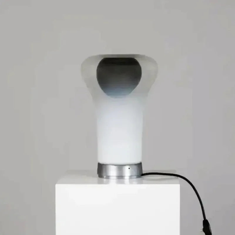 Lámpara de mesa de vidrio Etria en un salón contemporáneo – imagen 3