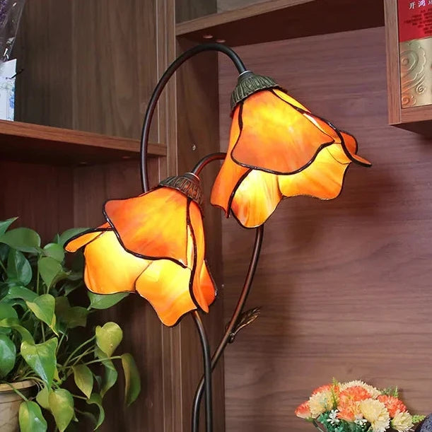 Lámpara de mesa Tiffany Tulenda en una mesilla de noche – imagen 13