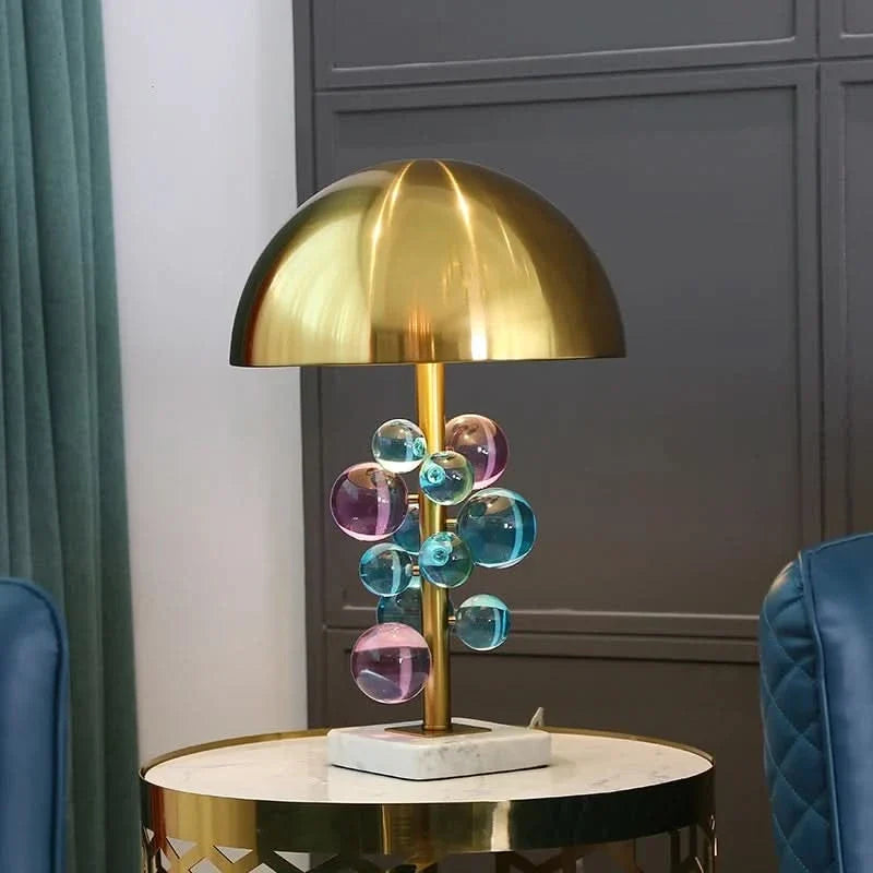 Lámpara dorada con esferas de vidrio Kanica en un salón elegante – imagen 10