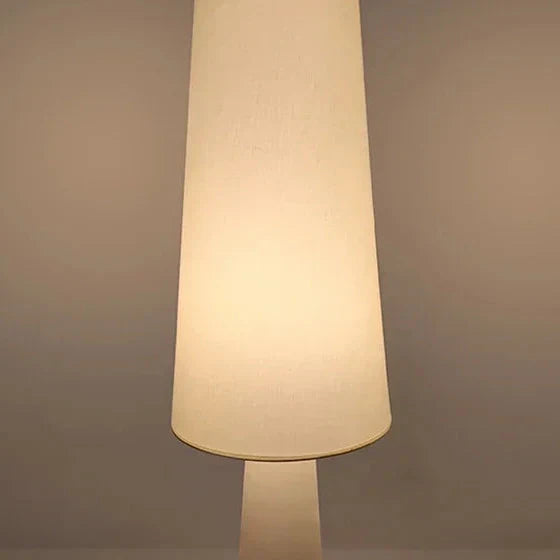 Lámpara de pie wabi sabi Ustela con pantalla de tela – pantalla encendida con luz cálida