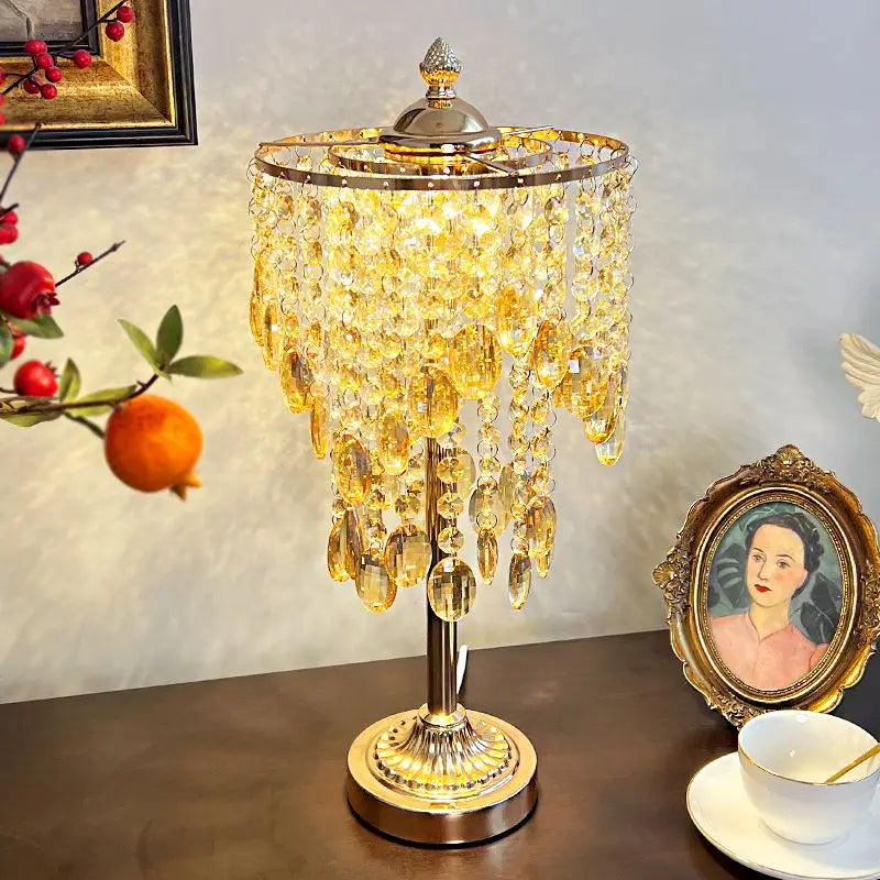 Lámpara de mesa Doralia de cristales color ámbar en un dormitorio clásico – imagen 3