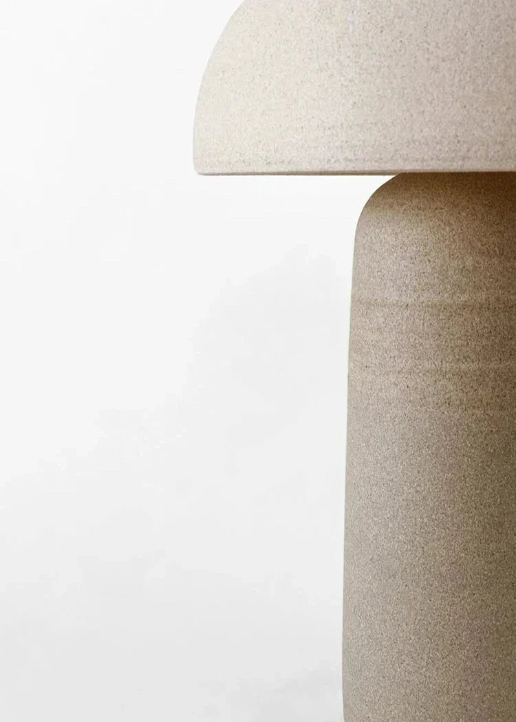 Lámpara de mesa seta Kupela en un salón de tonos naturales – imagen 10