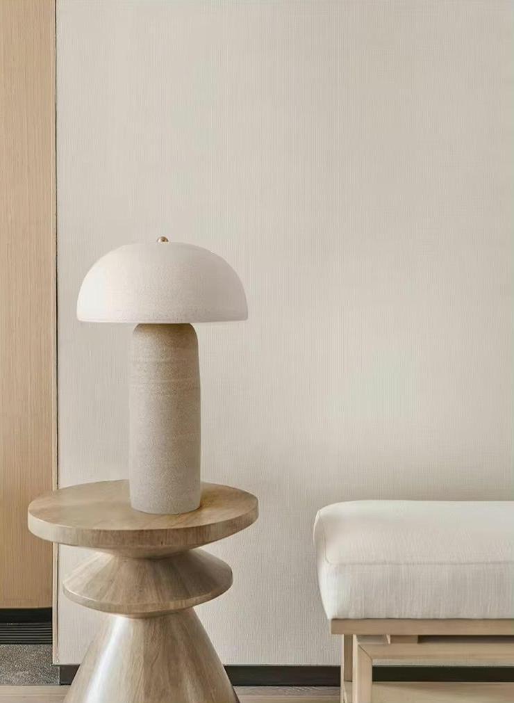Lámpara de mesa seta Kupela en un salón de tonos naturales – imagen 4