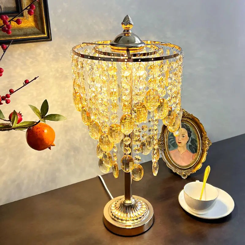 Lámpara de mesa Doralia de cristales color ámbar en un dormitorio clásico – imagen 4