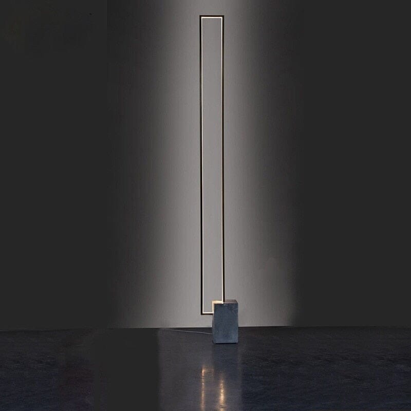 Lámpara de pie LED rectangular Tevaro – en negro sobre fondo oscuro