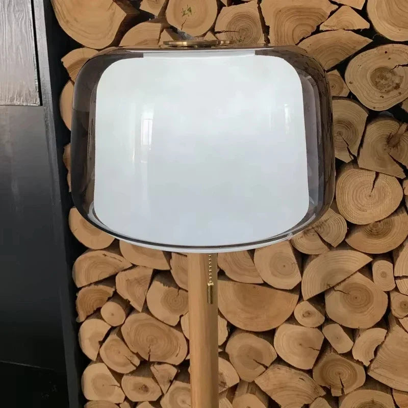 Lámpara de pie de cristal Prisela – detalle de la pantalla encendida