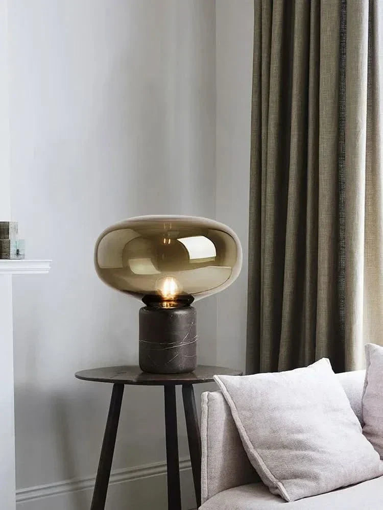 Lámpara de mesa de mármol y cristal Kupola sobre un mueble de salón – imagen 9