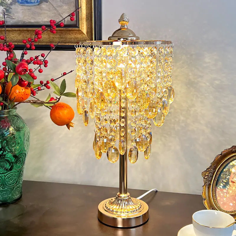 Lámpara de mesa Doralia de cristales color ámbar en un dormitorio clásico – imagen 5