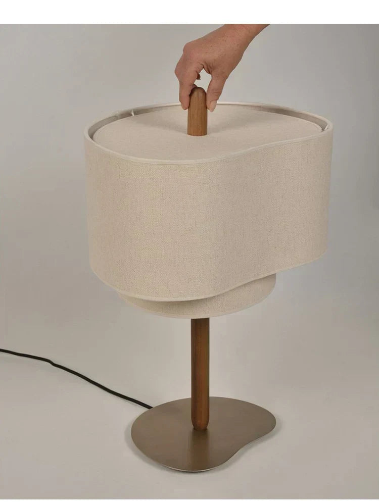 Lámpara de mesa wabi sabi Tapela en un salón sereno – imagen 7