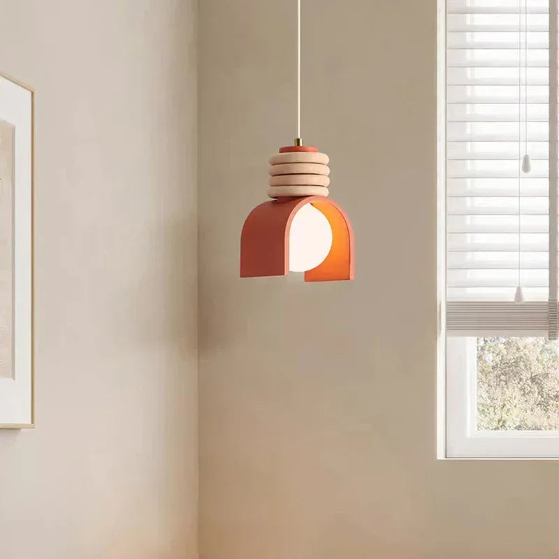 Lámpara colgante de resina Arcolina – en naranja junto a una ventana