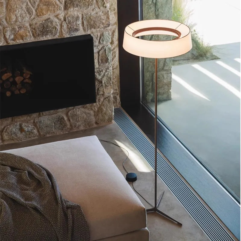 Lámpara de pie nórdica Plumela en un salón luminoso – imagen 6