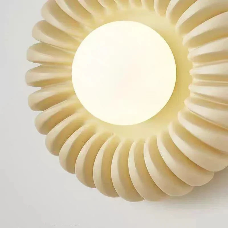 Aplique de pared en forma de flor Zinela – detalle de los pétalos y el globo