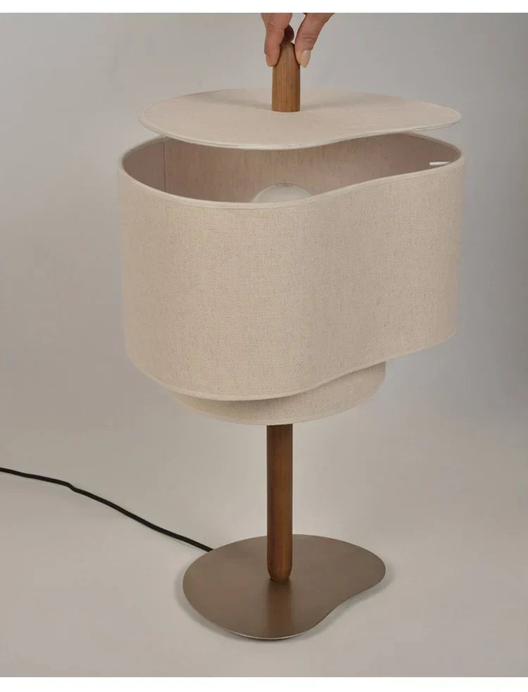 Lámpara de mesa wabi sabi Tapela en un salón sereno – imagen 6