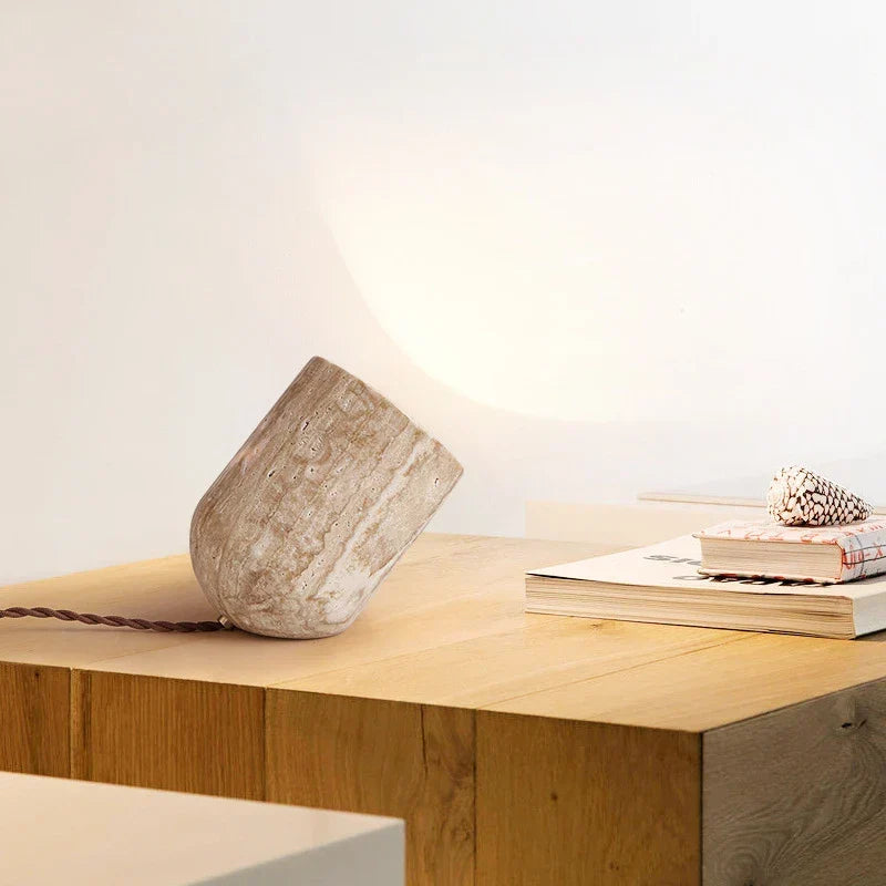 Lámpara de mesa de travertino Fosela – sobre una mesa de madera