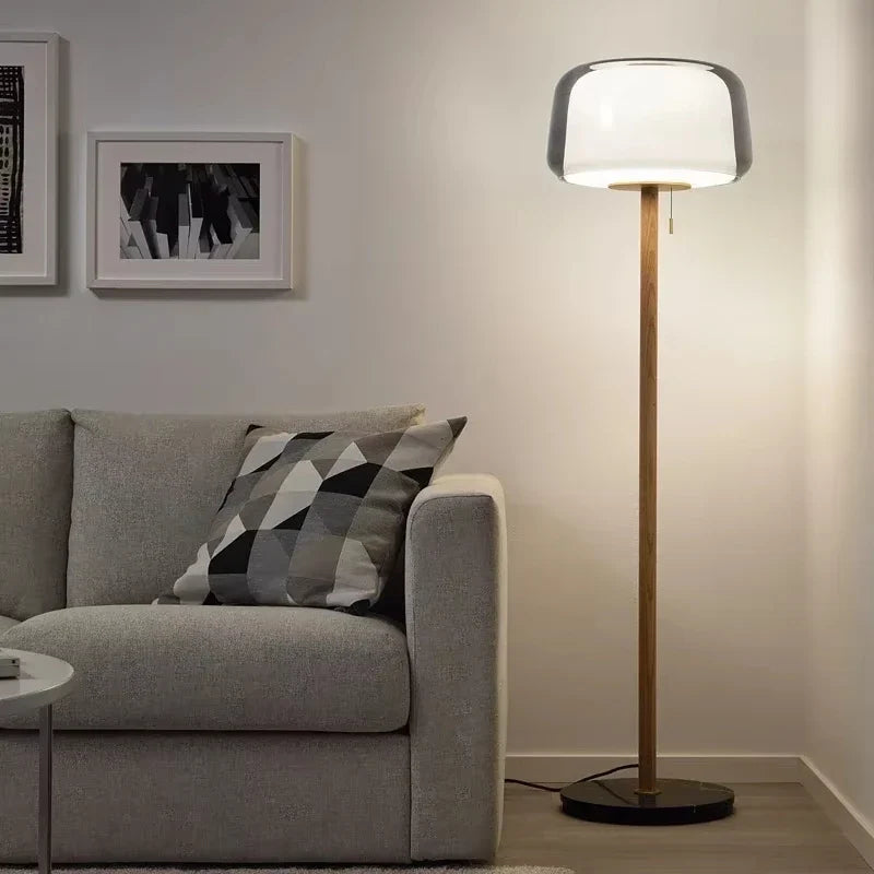 Lámpara de pie de cristal Prisela en un salón cálido – imagen 4