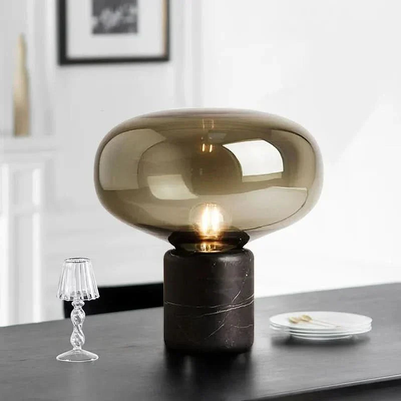 Lámpara de mesa de mármol y cristal Kupola sobre un mueble de salón – imagen 7