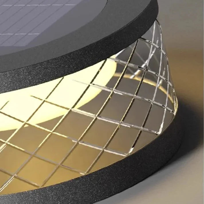 Lámpara solar de pilar Ichala – primer plano del difusor en celosía