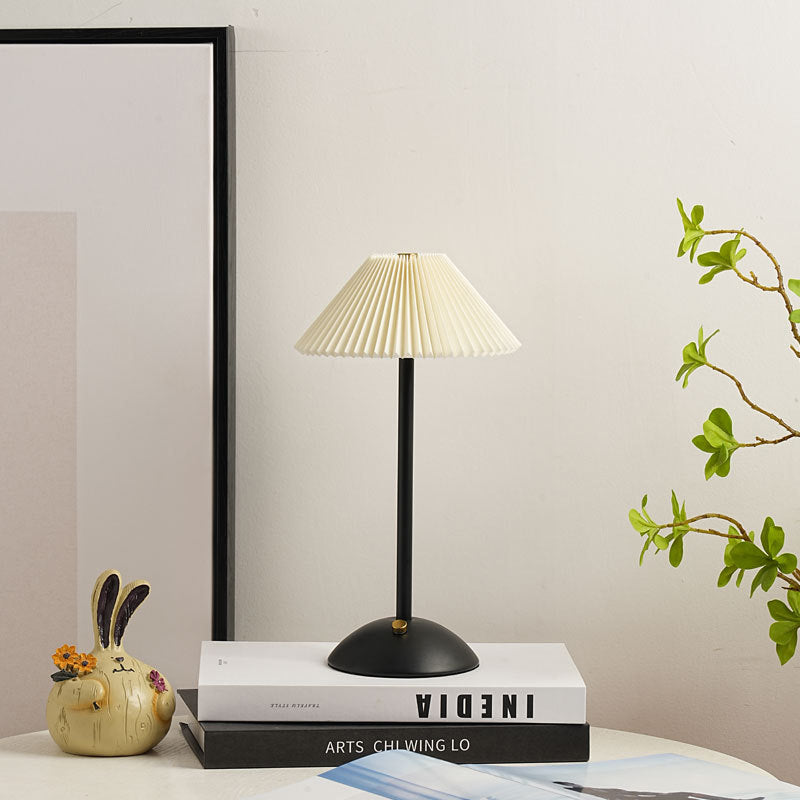 Lámpara de mesa recargable Delisa con pantalla plisada – pantalla beige y base negra