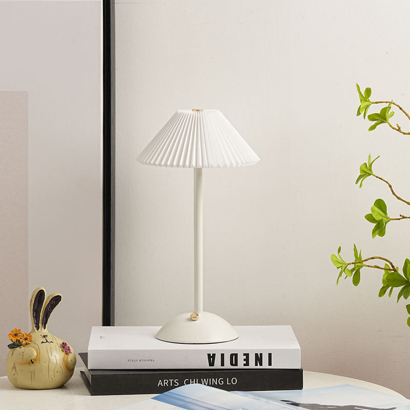 Lámpara de mesa recargable Delisa con pantalla plisada – blanco