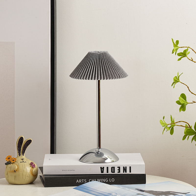 Lámpara de mesa recargable Delisa con pantalla plisada – pantalla gris y base plateada