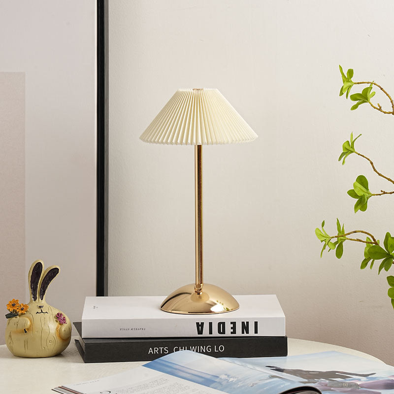 Lámpara de mesa recargable Delisa con pantalla plisada – pantalla beige y base dorada