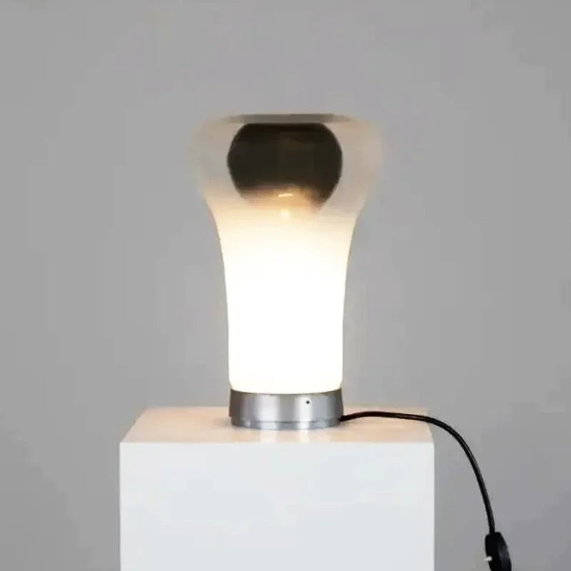 Lámpara de mesa de vidrio Etria en un salón contemporáneo – imagen 4