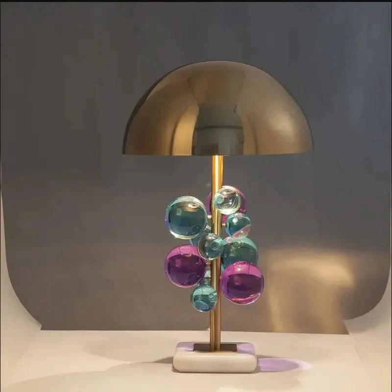 Lámpara dorada con esferas de vidrio Kanica en un salón elegante – imagen 6
