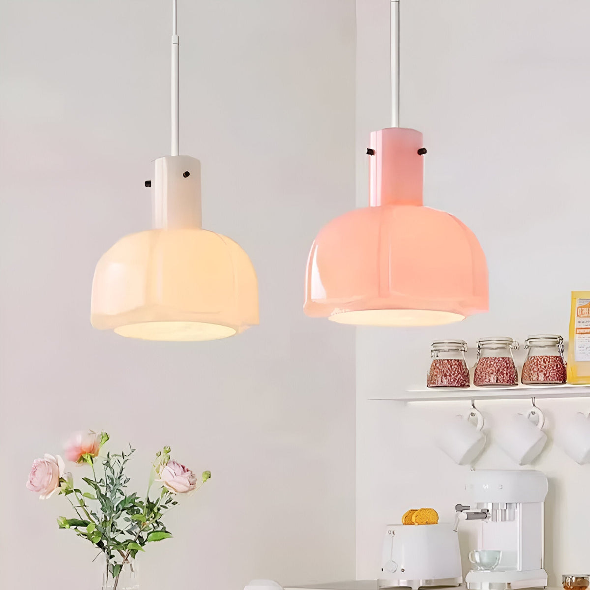 Lámpara colgante de cristal en forma de flor Amapela – beige y rosa en una cocina