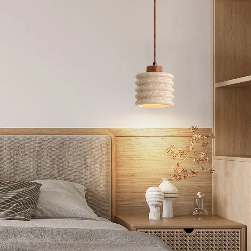 Lámpara colgante de travertino Grutela en un dormitorio de estilo japandi – imagen 9
