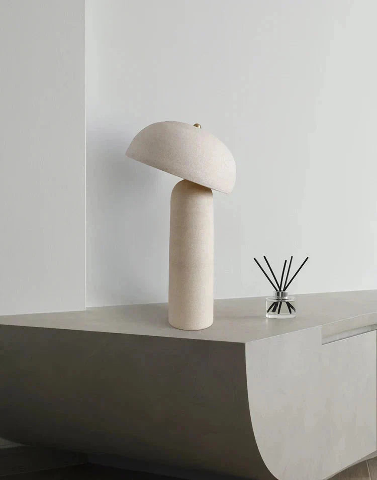 Lámpara de mesa seta Kupela en un salón de tonos naturales – imagen 7