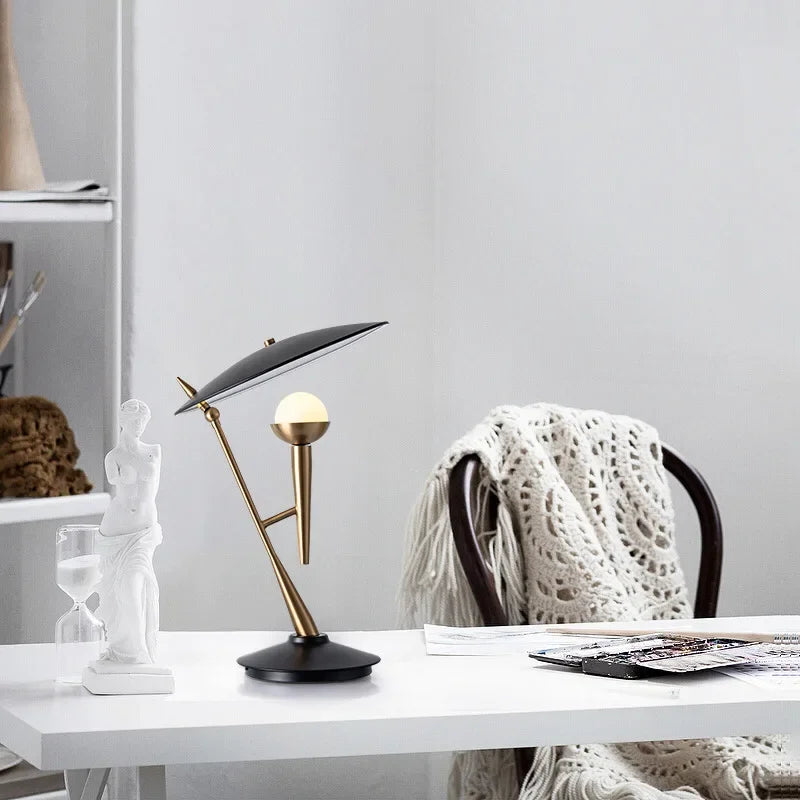 Lámpara de mesa retro Ivuelo con reflector en un salón de estilo mid-century – imagen 3