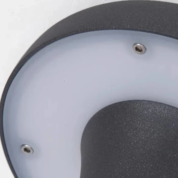 Baliza de jardín LED Olcina – detalle del difusor bajo la cúpula