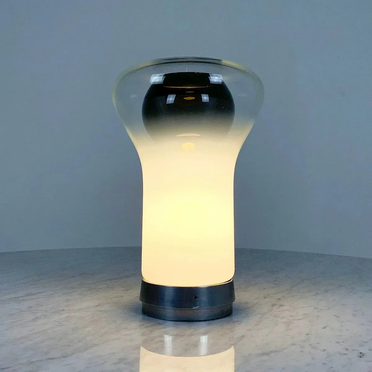 Lámpara de mesa de vidrio Etria en un salón contemporáneo – imagen 5